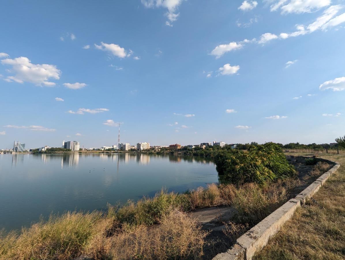 Horizon View Villa - Lakefront Terrace Suite Bucharest Luaran gambar