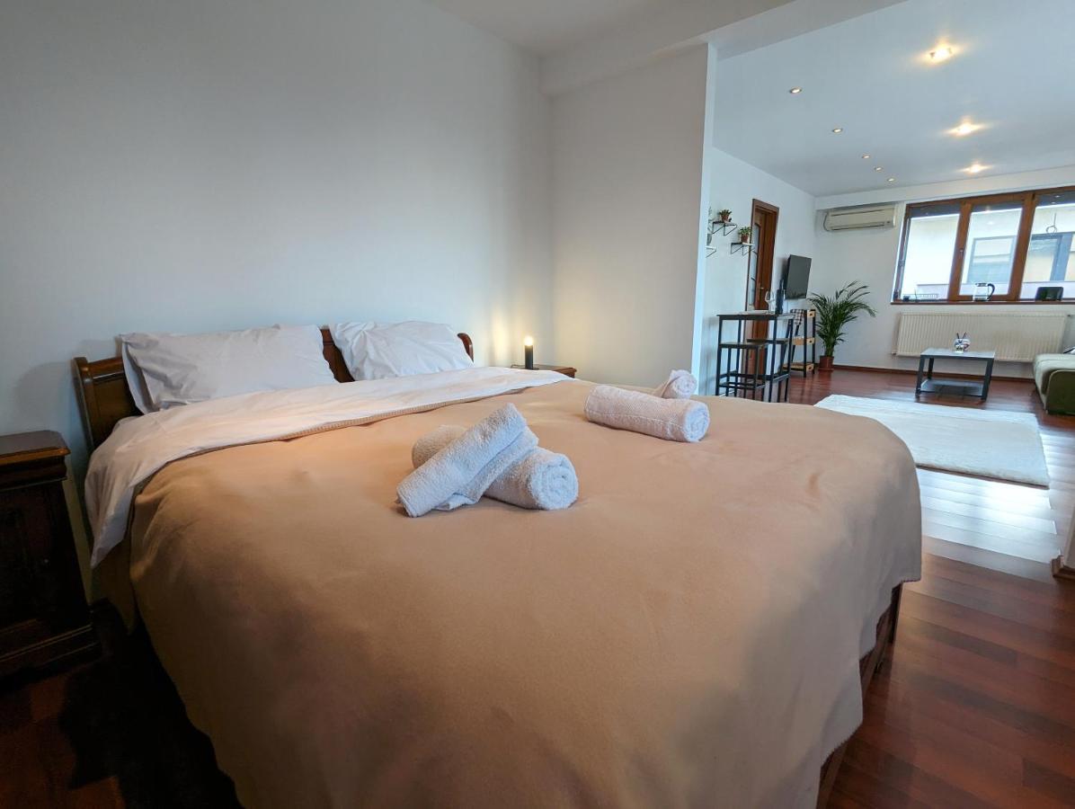 Horizon View Villa - Lakefront Terrace Suite Bucharest Luaran gambar
