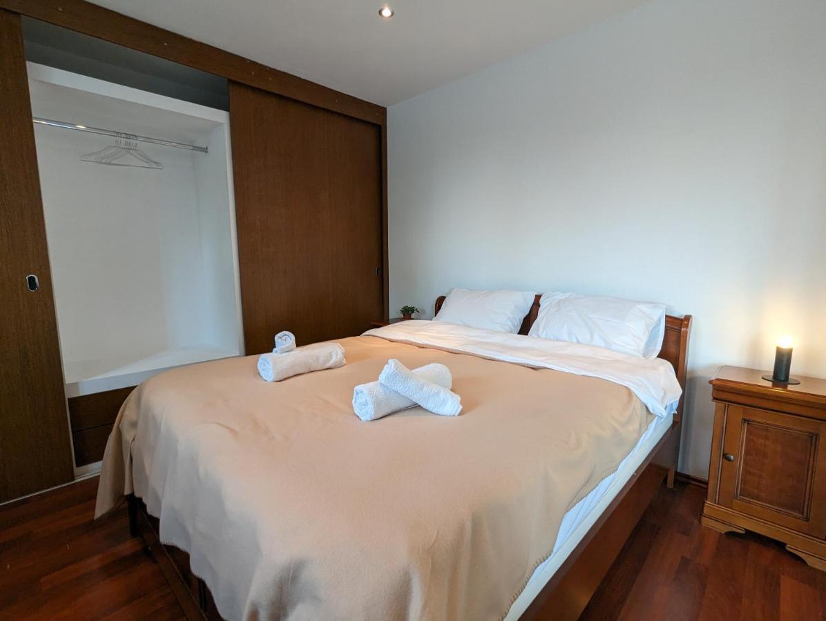 Horizon View Villa - Lakefront Terrace Suite Bucharest Luaran gambar
