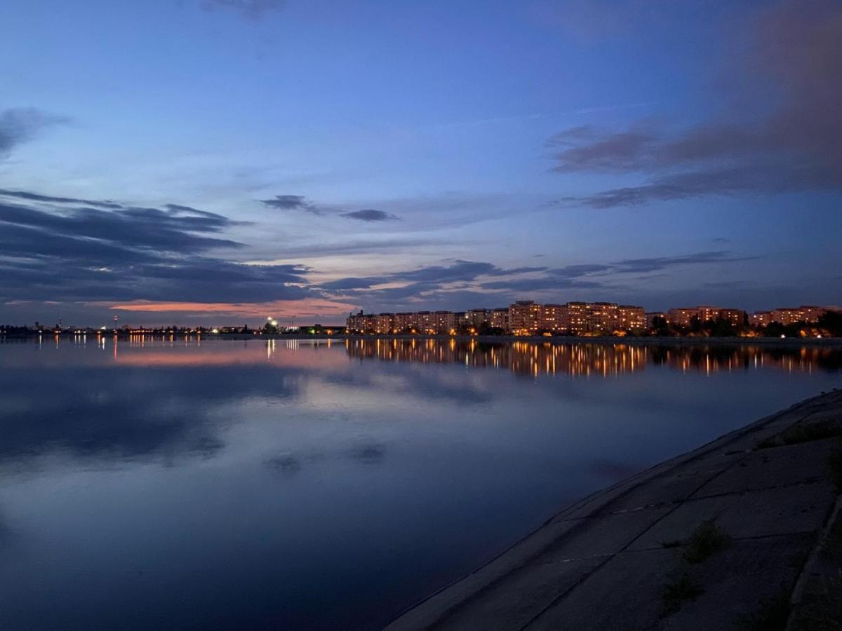 Horizon View Villa - Lakefront Terrace Suite Bucharest Luaran gambar