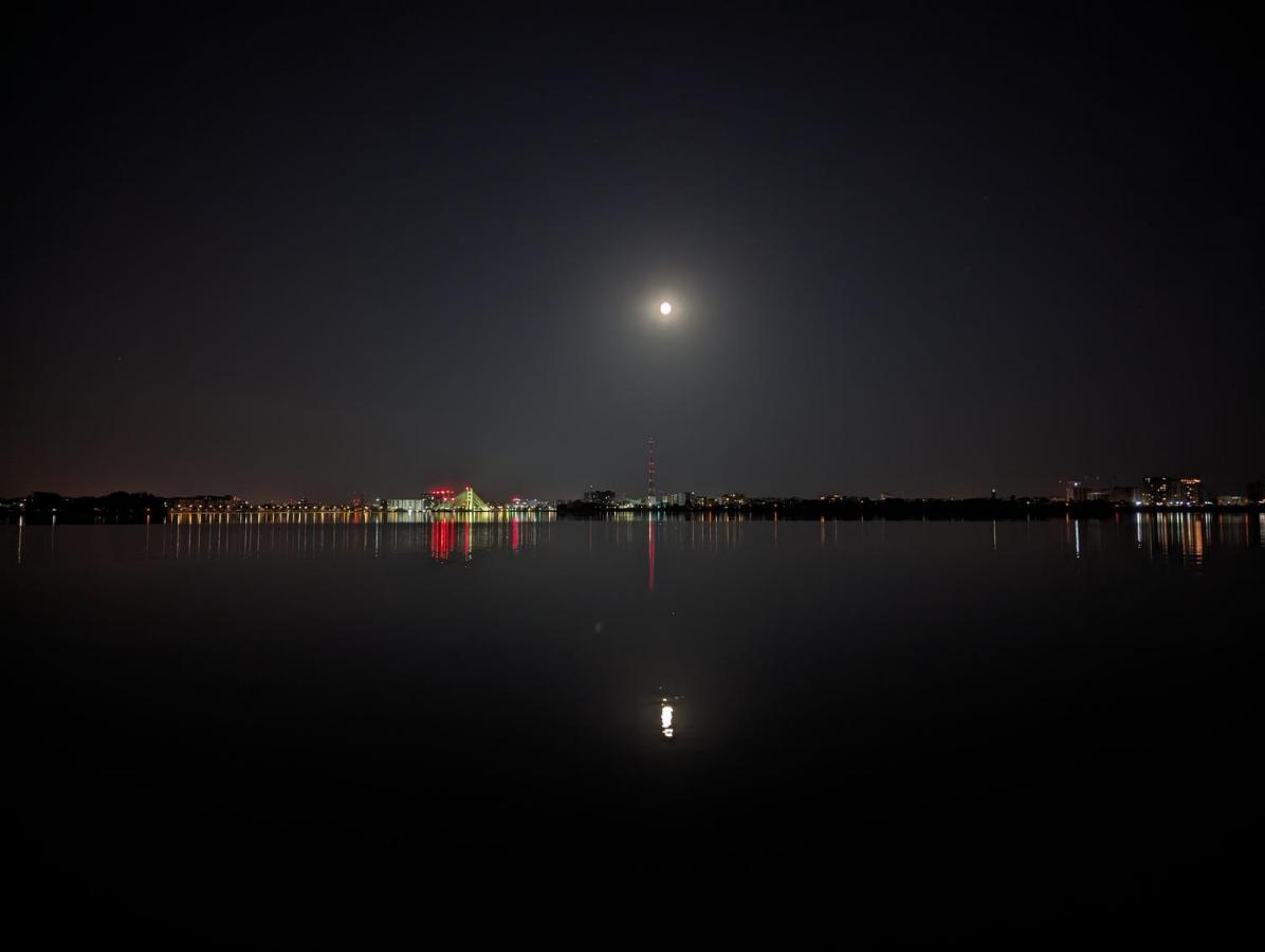 Horizon View Villa - Lakefront Terrace Suite Bucharest Luaran gambar