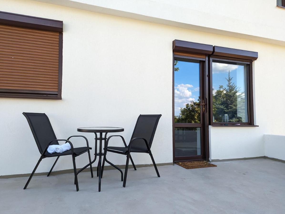 Horizon View Villa - Lakefront Terrace Suite Bucharest Luaran gambar